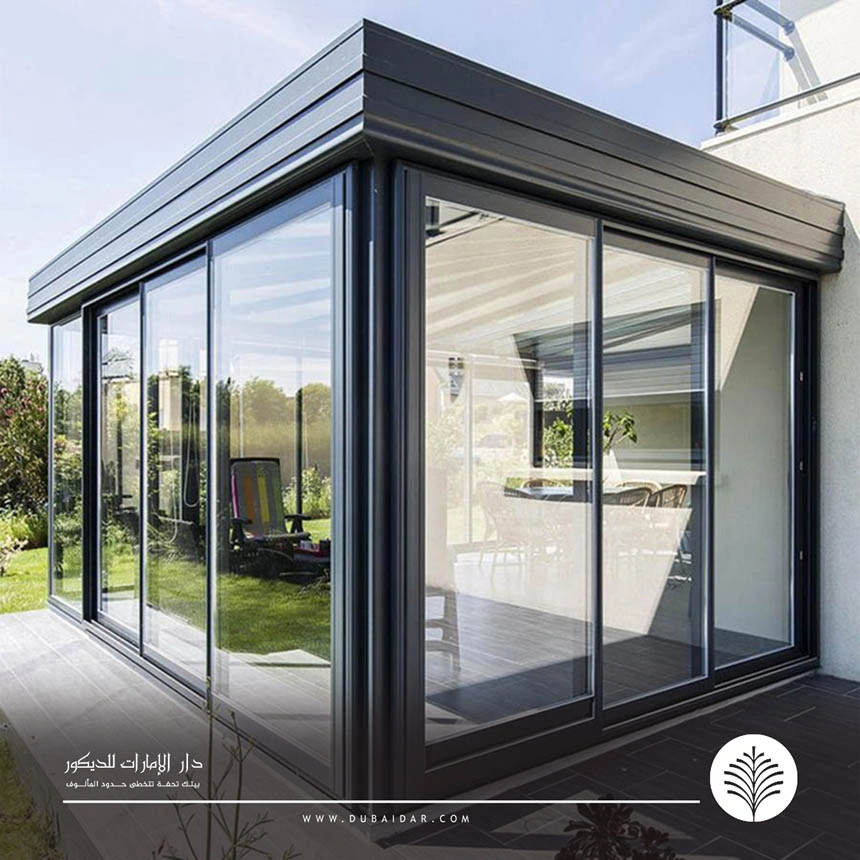 غرف زجاجية زاوية في الحوش دبي