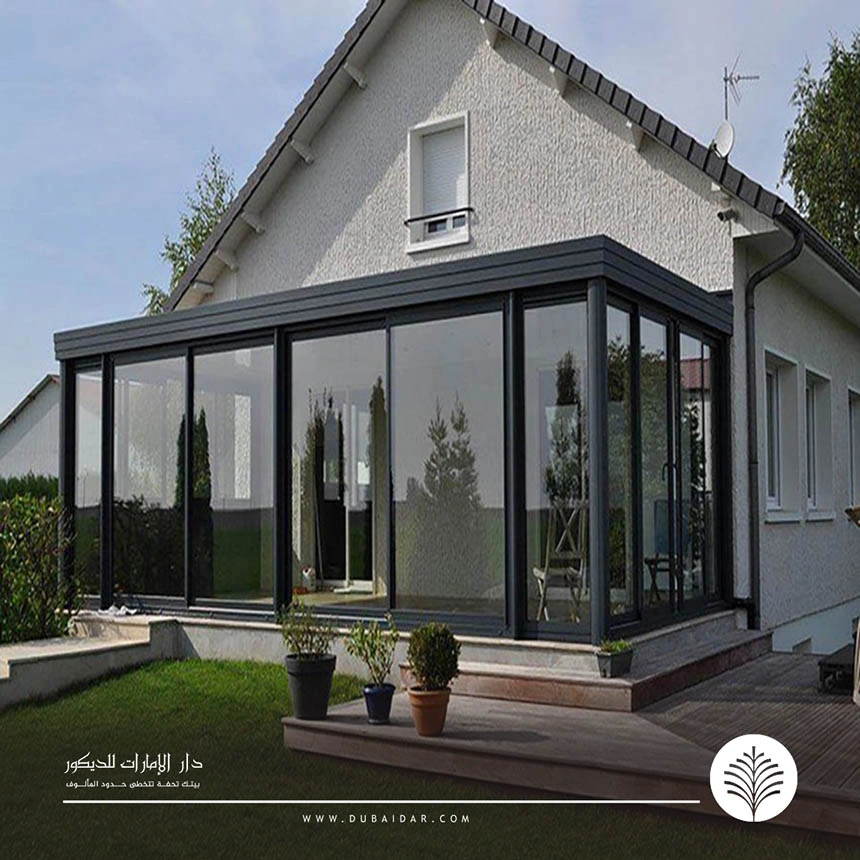 غرف زجاجية زاوية في الحوش دبي